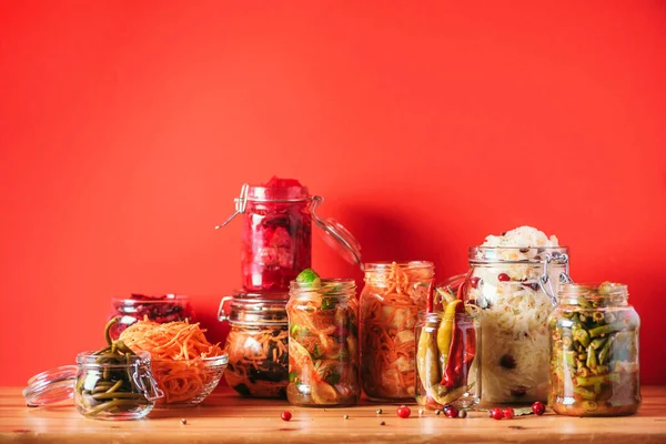 Probiotika mat bakgrund. Koreansk morot, kimchi, rödbeta, surkål, inlagd gurka i glasburkar. Vinterjäst och konservmatskoncept. Banner med kopieringsutrymme — Stockfoto