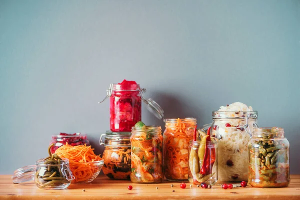 Antecedentes alimentarios probióticos. Zanahoria coreana, kimchi, remolacha, chucrut, pepinos en escabeche en frascos de vidrio. Concepto de alimentos fermentados y enlatados de invierno. Banner con espacio de copia — Foto de Stock