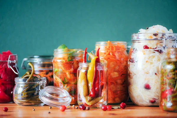 Probiotika mat bakgrund. Koreansk morot, kimchi, rödbeta, surkål, inlagd gurka i glasburkar. Vinterjäst och konservmatskoncept. Banner med kopieringsutrymme — Stockfoto