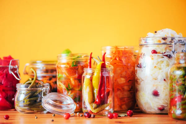 Antecedentes alimentarios probióticos. Zanahoria coreana, kimchi, remolacha, chucrut, pepinos en escabeche en frascos de vidrio. Concepto de alimentos fermentados y enlatados de invierno. Banner con espacio de copia — Foto de Stock