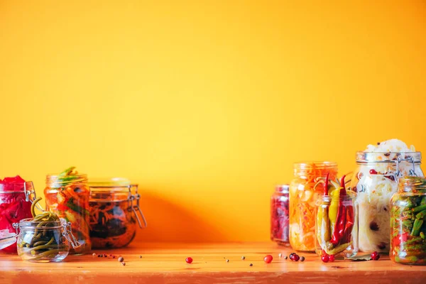 Probióticos fundo alimentar. Cenoura coreana, kimchi, beterraba, chucrute, pepinos em conserva em jarros de vidro. Inverno fermentado e conceito de comida enlatada. Banner com espaço de cópia — Fotografia de Stock