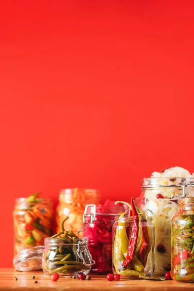 Antecedentes alimentarios probióticos. Zanahoria coreana, kimchi, remolacha, chucrut, pepinos en escabeche en frascos de vidrio. Concepto de alimentos fermentados y enlatados de invierno. Banner con espacio de copia —  Fotos de Stock