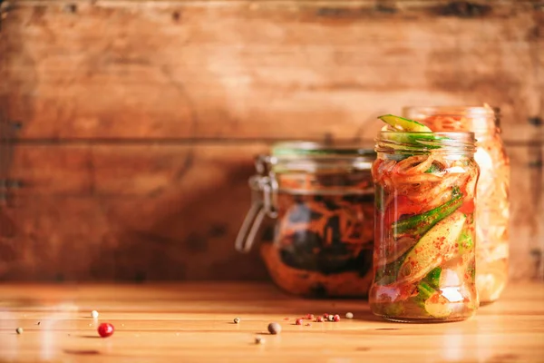 Probiotika mat bakgrund. Koreansk morot, kimchi, rödbeta, surkål, inlagd gurka i glasburkar. Vinterjäst och konservmatskoncept. Banner med kopieringsutrymme — Stockfoto