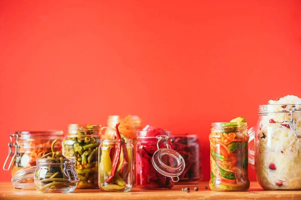Probiotika mat bakgrund. Koreansk morot, kimchi, rödbeta, surkål, inlagd gurka i glasburkar. Vinterjäst och konservmatskoncept. Banner med kopieringsutrymme — Stockfoto