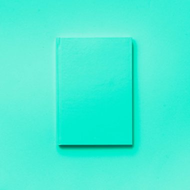 Moda yeşili ve turkuaz rengi üzerine açık naneli defter manzarası. Uzayı kopyala Kadın işleri, ders çalışmak, okul konseptine geri dönmek. Zaman çizelgesi, yapılacak listeler