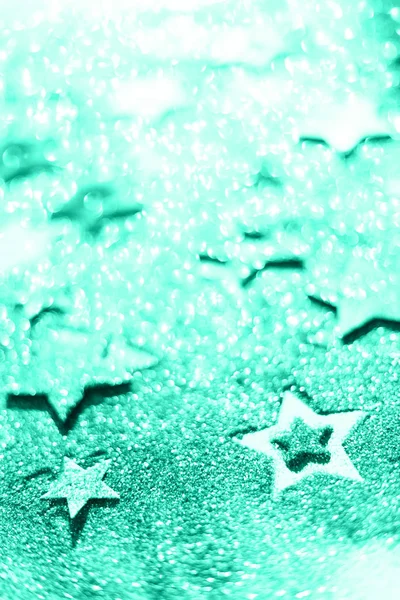 Celebração de Natal. Fundo abstrato para festa de ano novo. Estrelas douradas com luzes, bokeh. Verde na moda e cor turquesa. Estrelas brilhantes na cor da hortelã — Fotografia de Stock