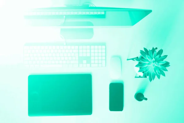Klawiatura, mysz, wyświetlacz komputera z czarnym, czystym ekranem. Modny zielony i turkusowy kolor. Miejsce pracy projektanta na tle koloru mięty. Minimalistyczne biuro domowe. Odbiór. Sztandar — Zdjęcie stockowe