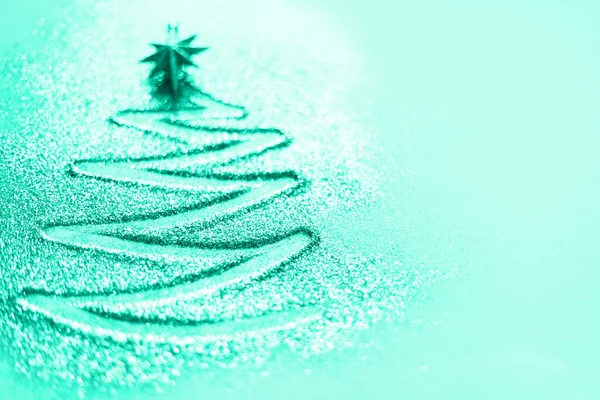 Tarjeta de felicitación con espacio para copiar. Árbol de Navidad con luces desenfocadas, bokeh sobre fondo de color menta. Color verde y turquesa de moda. Invierno, concepto de año nuevo — Foto de Stock