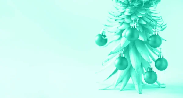 Kreatív karácsonyfa ananászból és baubles menta színű háttér, másolás helyet. Üdvözlőlap, dekoráció az újévi bulira. Trendi zöld és türkiz színű. Zászlós — Stock Fotó