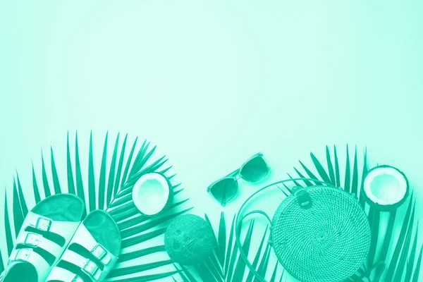 Elegante bolsa de ratán, coco, birkenstocks, ramas de palma, gafas de sol sobre fondo de color menta. Color verde y turquesa de moda. Bolso y zapatos de bambú de moda. Verano de moda plana laico —  Fotos de Stock