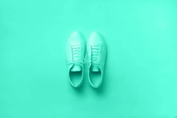 Snygga vita sneakers och rep på mintfärg bakgrund med kopieringsutrymme. Högst upp. Minimalt platt ligg. Sommarskokollektion. Trendig grön och turkos färg. — Stockfoto