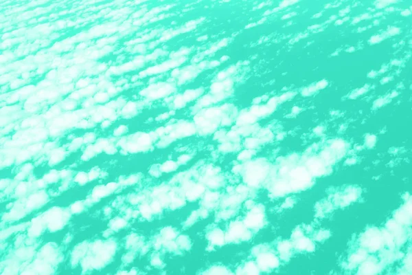 Uçak penceresinden bulutlar ve gökyüzü manzarası. Soyut nane dokusu. Moda yeşili ve turkuaz rengi. Boşluğu kopyala — Stok fotoğraf