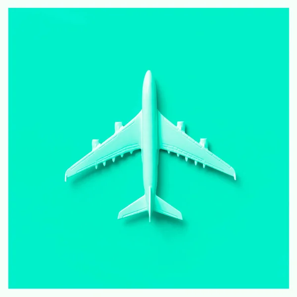 Viagens, conceito de férias. Avião modelo branco na cor verde e turquesa da moda. Antecedentes com espaço de cópia. Vista superior. Deitado. Design de estilo mínimo. Culturas quadradas — Fotografia de Stock