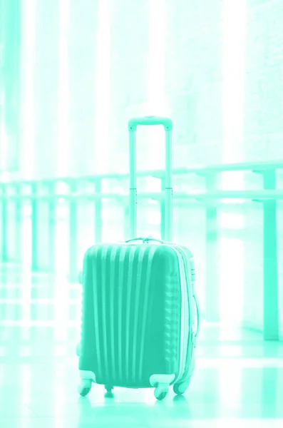Упакована туристична валіза, аеропорт. Концепція літнього відпочинку та відпустки. Модний зелений і бірюзовий колір. Мандрівний багаж, коричневий багаж у порожньому інтер'єрі залу. Копіювати простір — стокове фото