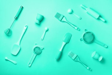 Naneli arkaplandaki pastel pişirme aletleri. Yiyecek malzemeleri. Moda yeşili ve turkuaz rengi. Kek pişirmek ve ekmek pişirmek. Uzayı kopyala Üst Manzara. Düz yatıyordu