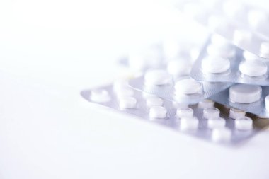 Beyaz arka planda bir sürü beyaz kapsül var. Uzayı kopyala Bir sürü ilaç, soğuk algınlığı tedavisi. Coronavirus Covid-19.