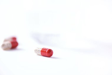 Beyaz arka planda kırmızı kapsüller. Uzayı kopyala Bir sürü ilaç, soğuk algınlığı tedavisi. Coronavirus Covid-19.