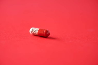 Kırmızı arka planda kırmızı kapsüller. Uzayı kopyala Bir sürü ilaç, soğuk algınlığı tedavisi. Coronavirus Covid-19.