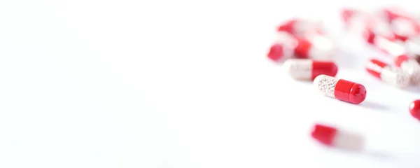 Μακρο από κόκκινες κάψουλες σε λευκό φόντο. Αντιγραφή χώρου. Φάρμακα, θεραπεία κρυολογήματος. Ιός του Coronavirus Covid-19. — Φωτογραφία Αρχείου