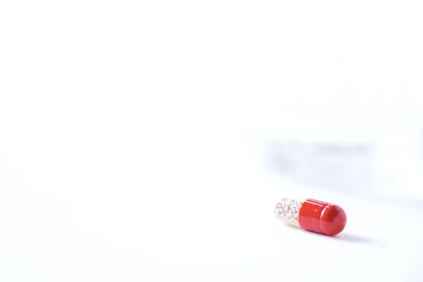 Macro de cápsulas rojas sobre fondo blanco. Copiar espacio. Un montón de drogas, tratamiento contra la gripe. Covid-19 del Coronavirus . — Foto de Stock