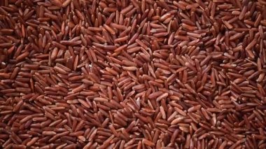 Çiğ organik pirinç çileği, esmer pirinç karışımı arka planda karışık doku. Yemek malzemesi konsepti. Üst düzey, sağlıklı yaşam tarzı.