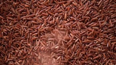 Çiğ organik pirinç çileği, esmer pirinç karışımı arka planda karışık doku. Yemek malzemesi konsepti. Üst düzey, sağlıklı yaşam tarzı.