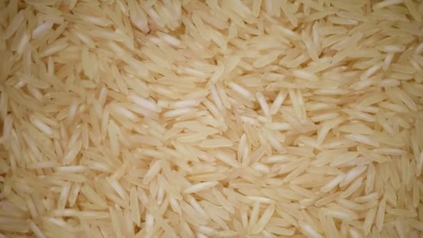 Witte ruwe biologische basmati rijst rotatie achtergrond. Voedselingrediënt achtergrond. Top view, gezonde levensstijl concept. — Stockvideo