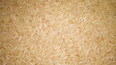 Beyaz çiğ organik basmati pirinç dönüş arkaplanı. Yemek malzemesi geçmişi. Üst görünüm, sağlıklı yaşam tarzı konsepti.