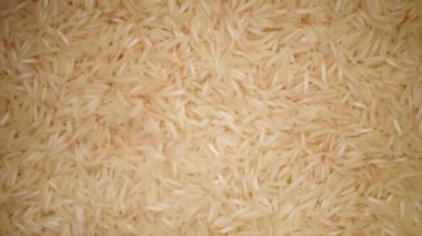 Beyaz çiğ organik basmati pirinç dönüş arkaplanı. Yemek malzemesi geçmişi. Üst görünüm, sağlıklı yaşam tarzı konsepti.
