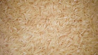 Beyaz çiğ organik basmati pirinç dönüş arkaplanı. Yemek malzemesi geçmişi. Üst görünüm, sağlıklı yaşam tarzı konsepti.