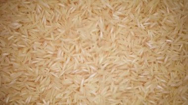 Beyaz çiğ organik basmati pirinç dönüş arkaplanı. Yemek malzemesi geçmişi. Üst görünüm, sağlıklı yaşam tarzı konsepti.