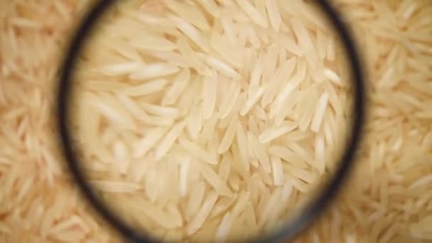 Fondo di rotazione del riso basmati biologico grezzo bianco. Sfondo ingrediente alimentare. Vista dall'alto, concetto di stile di vita sano . — Video Stock