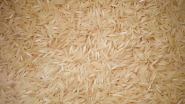 Fondo di rotazione del riso basmati biologico grezzo bianco. Sfondo ingrediente alimentare. Vista dall'alto, concetto di stile di vita sano . — Video Stock