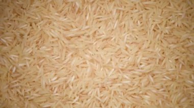 Beyaz çiğ organik basmati pirinç dönüş arkaplanı. Yemek malzemesi geçmişi. Üst görünüm, sağlıklı yaşam tarzı konsepti.