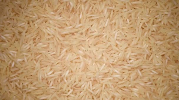 Άσπρο ακατέργαστο οργανικό φόντο εναλλαγής ρυζιού Basmati. Ιστορικό συστατικών τροφίμων. Top view, έννοια του υγιεινού τρόπου ζωής. — Αρχείο Βίντεο