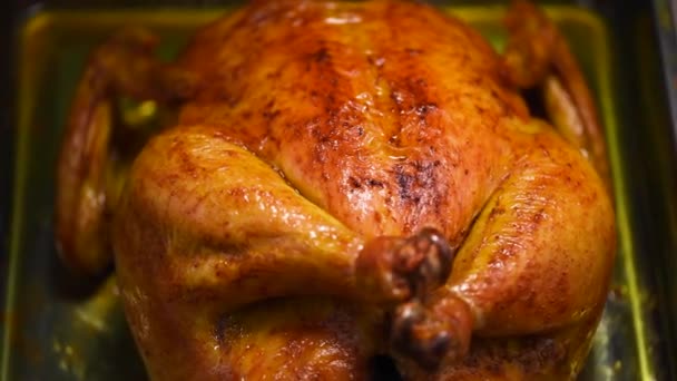 Homemade roasted chicken on rotating background, slow-motion shooting. Family dinner — Stock Video