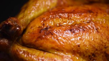 Arka planda kızarmış tavuk, ağır çekimde çekim. Aile yemeği.