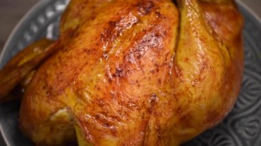 Arka planda kızarmış tavuk, ağır çekimde çekim. Aile yemeği.