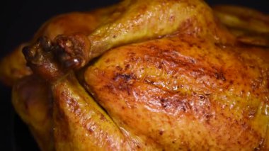 Arka planda kızarmış tavuk, ağır çekimde çekim. Aile yemeği.