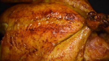 Arka planda ev yapımı kızarmış tavuk, ağır çekimde çekim. Aile yemeği.