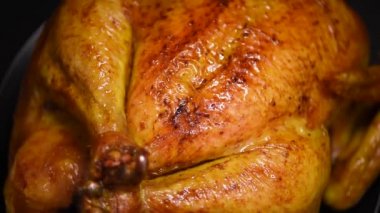 Arka planda kızarmış tavuk, ağır çekimde çekim. Aile yemeği.