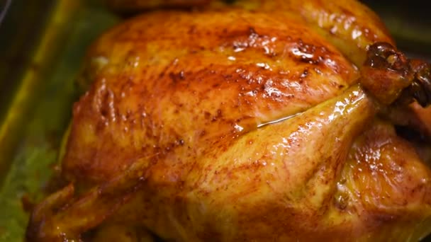 Целая жареная курица на вращающемся фоне, замедленная съемка. Семейный ужин — стоковое видео