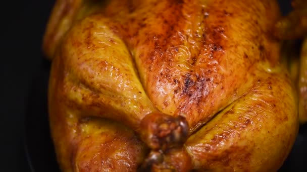 Целая жареная курица на вращающемся фоне, замедленная съемка. Семейный ужин — стоковое видео
