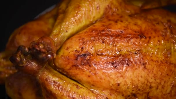 Домашняя жареная курица на вращающемся фоне, замедленная съемка. Семейный ужин — стоковое видео