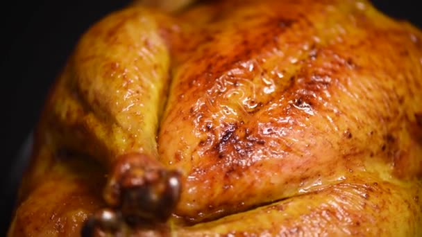 Poulet rôti fait maison sur fond rotatif, tir au ralenti. Dîner en famille — Video