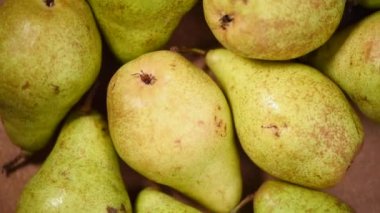 Dönen arka planda taze organik armutlar. Üst Manzara. Vegan ve çiğ gıda konsepti.