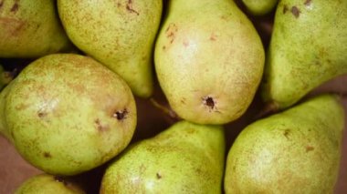 Dönen arka planda taze organik armutlar. Üst Manzara. Vegan ve çiğ gıda konsepti.