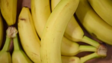 Arka planda muzlar. Üst Manzara. Vegan ve çiğ gıda konsepti. Bir avuç sarı muz.