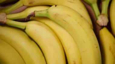 Arka planda muzlar. Üst Manzara. Vegan ve çiğ gıda konsepti. Bir avuç sarı muz.