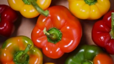 Arka planda dolgun biberler. Üst Manzara. Vegan ve çiğ gıda konsepti. Parlak renkli sebzeler